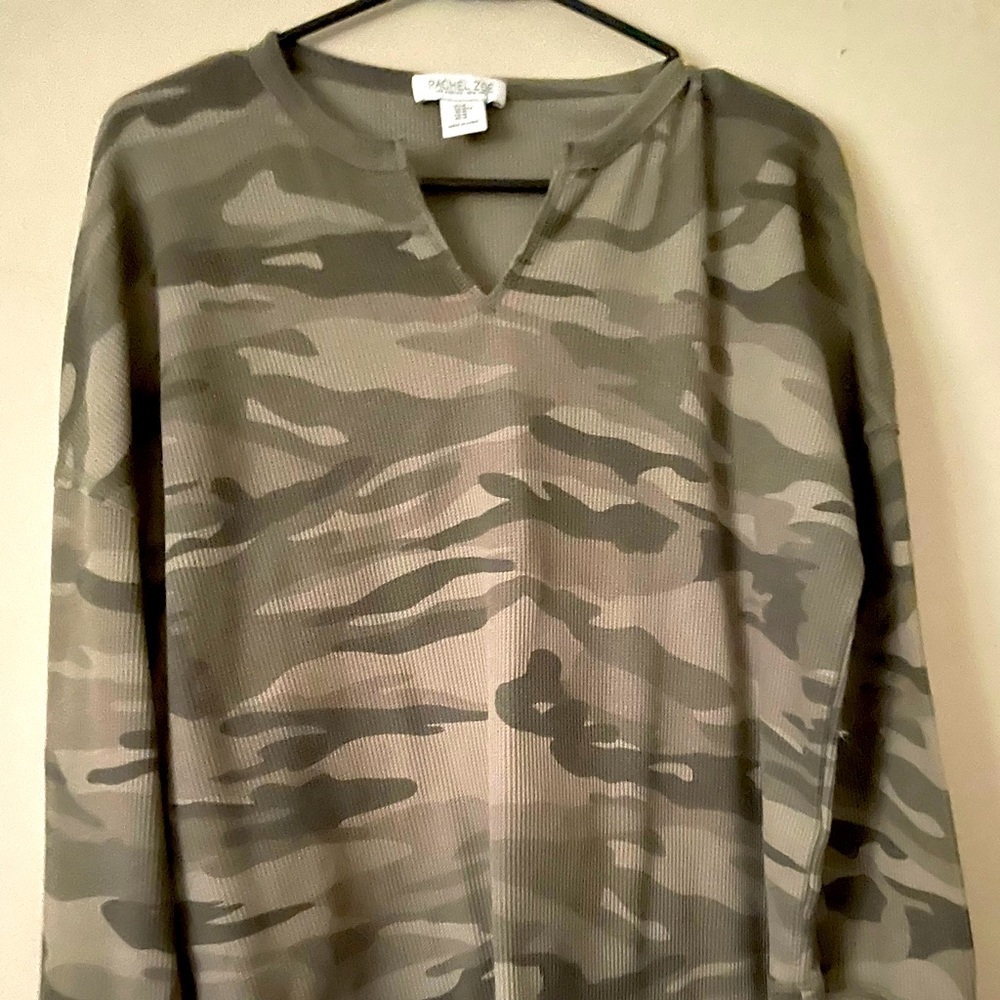 Long sleeve thermal material shirt